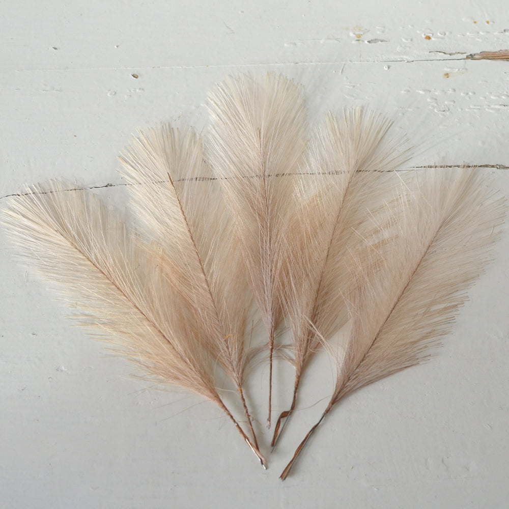 Synthetic feathers, beige