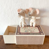 Maileg - Baby mice in matchbox. Dessin Design