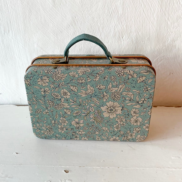 Maileg - Metal suitcase, blossom blue. Dessin Design