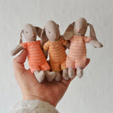 Bunny in striped knitted suit, Dessin Design