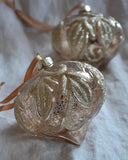 Guldglittrande julkula DessinDesign