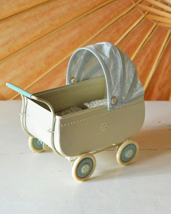 Maileg - Barnvagn, Micro, blå DessinDesign