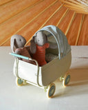 Maileg - Barnvagn, Micro, blå DessinDesign