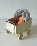 Maileg - Barnvagn, Micro, blå DessinDesign