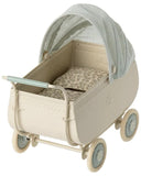 Maileg - Barnvagn, Micro, blå DessinDesign