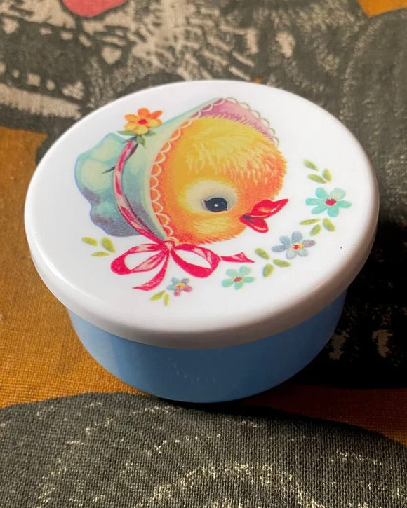 Rund retro burk - Kyckling DessinDesign