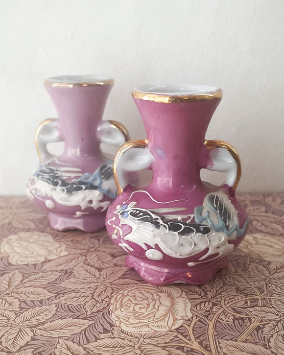 Två små orientaliska vaser med drakmotiv DessinDesign