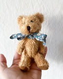 Teddybjörn med rosett - Petrolblå DessinDesign