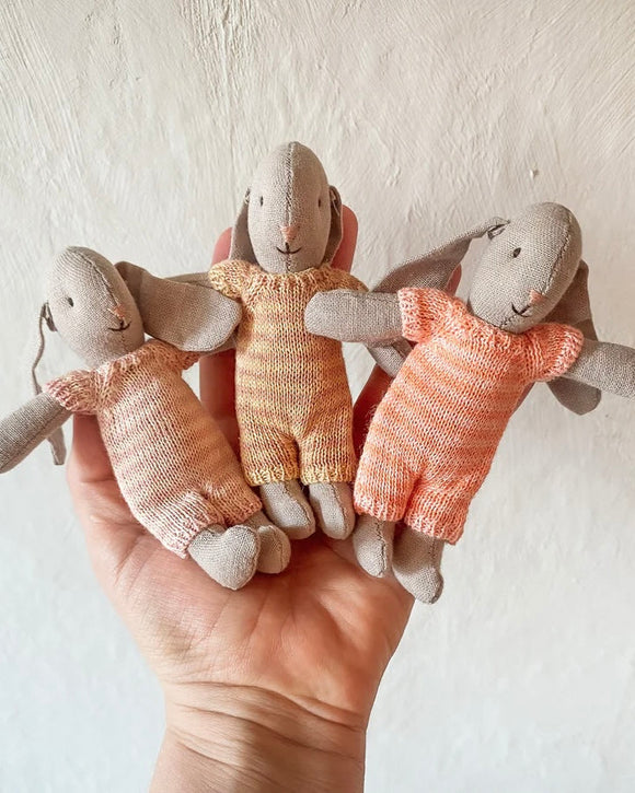 Maileg - Kanin i randig klädsel DessinDesign