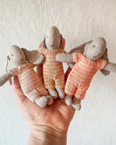 Maileg - Kanin i randig klädsel DessinDesign