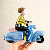 Retro Tin toy - scooter girl - Dessin Design