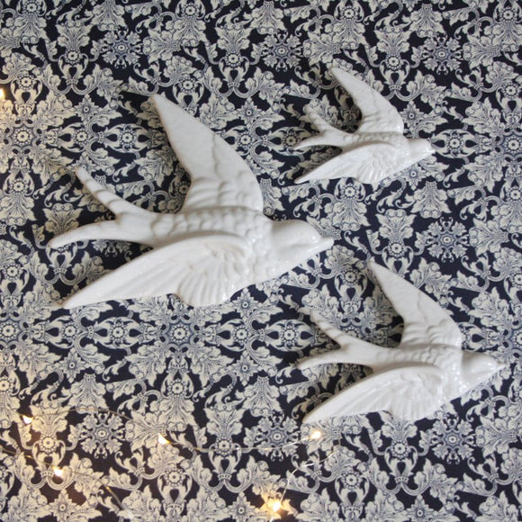 Flying Swallows - white - Dessin Design