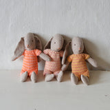 Maileg - Bunny in striped knitted suit, Dessin Design