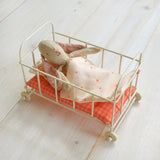 Maileg - baby cot & micro bunny - Dessin Design